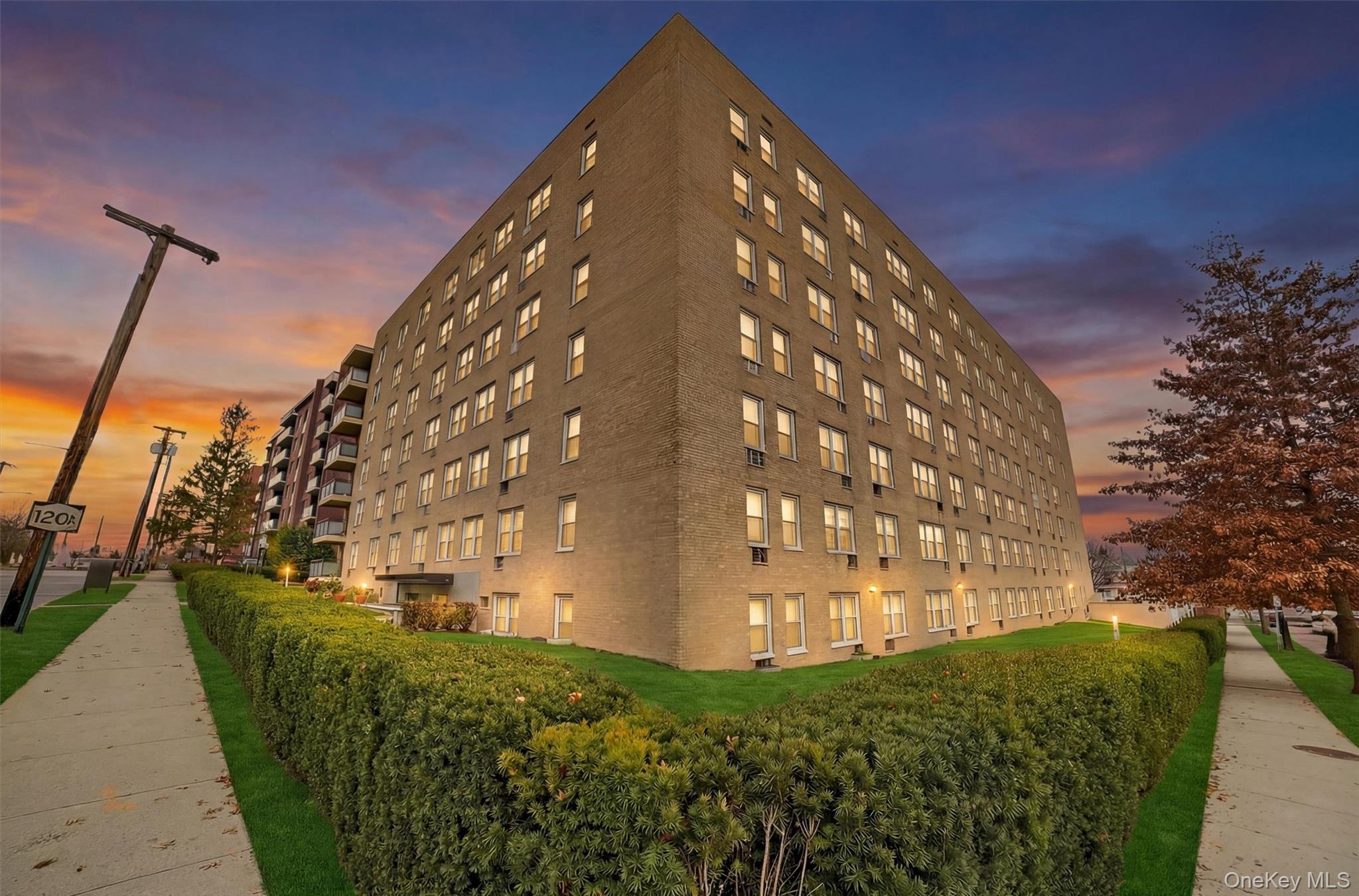 Welcome to this bright and spacious studio that lives like a true one-...