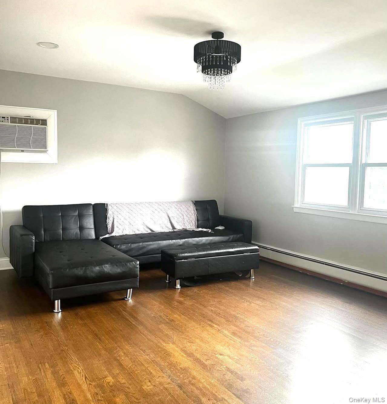spacious 2-Bedroom Apartment in a Two-Family Home
Beautiful and well-m...