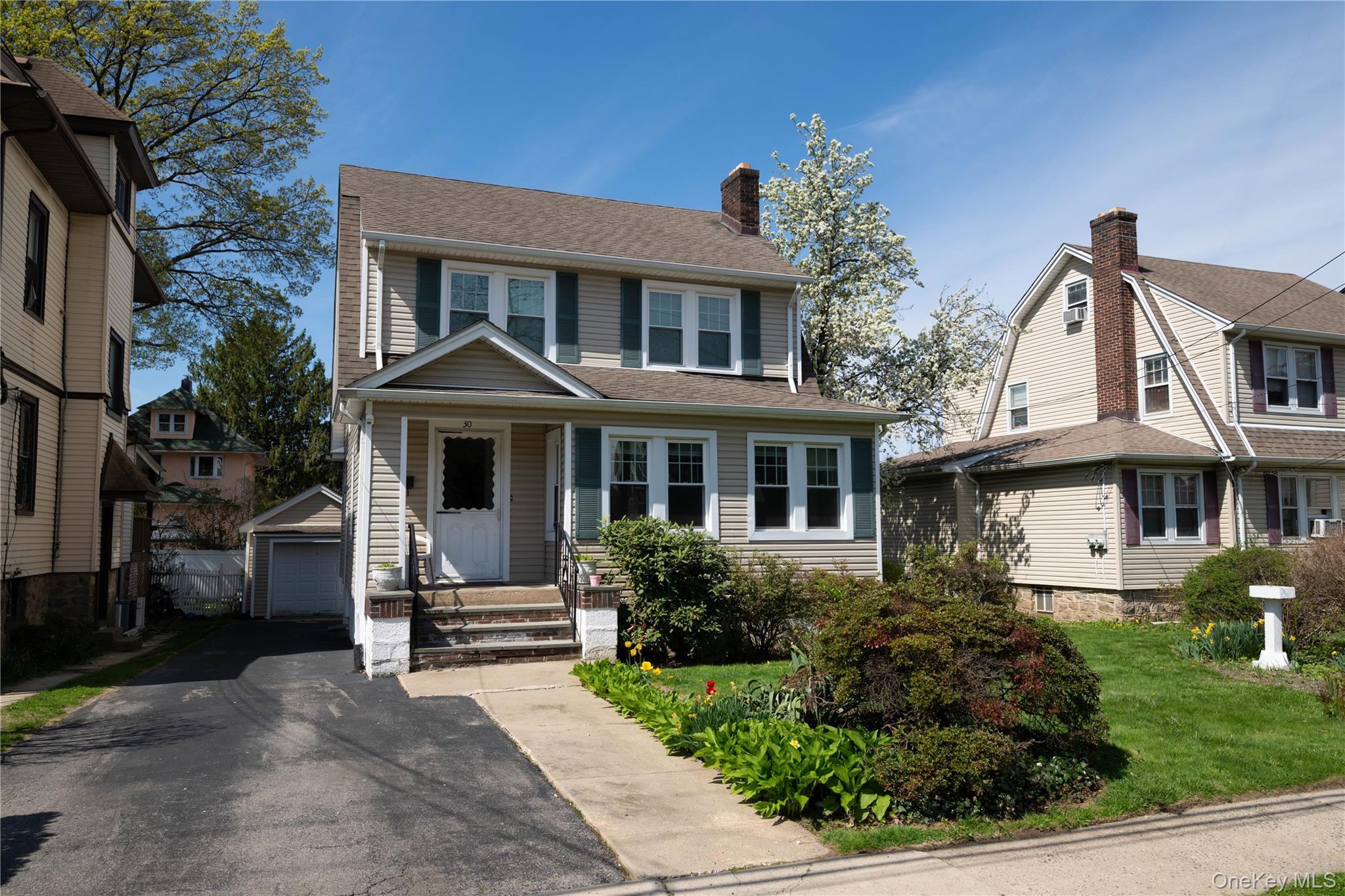Wonderful Colonial on New Rochelle's East End. Short walk to Stephenso...