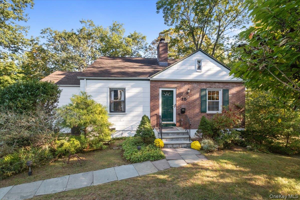 Welcome to this truly inviting home in the award winning Ardsley Schoo...