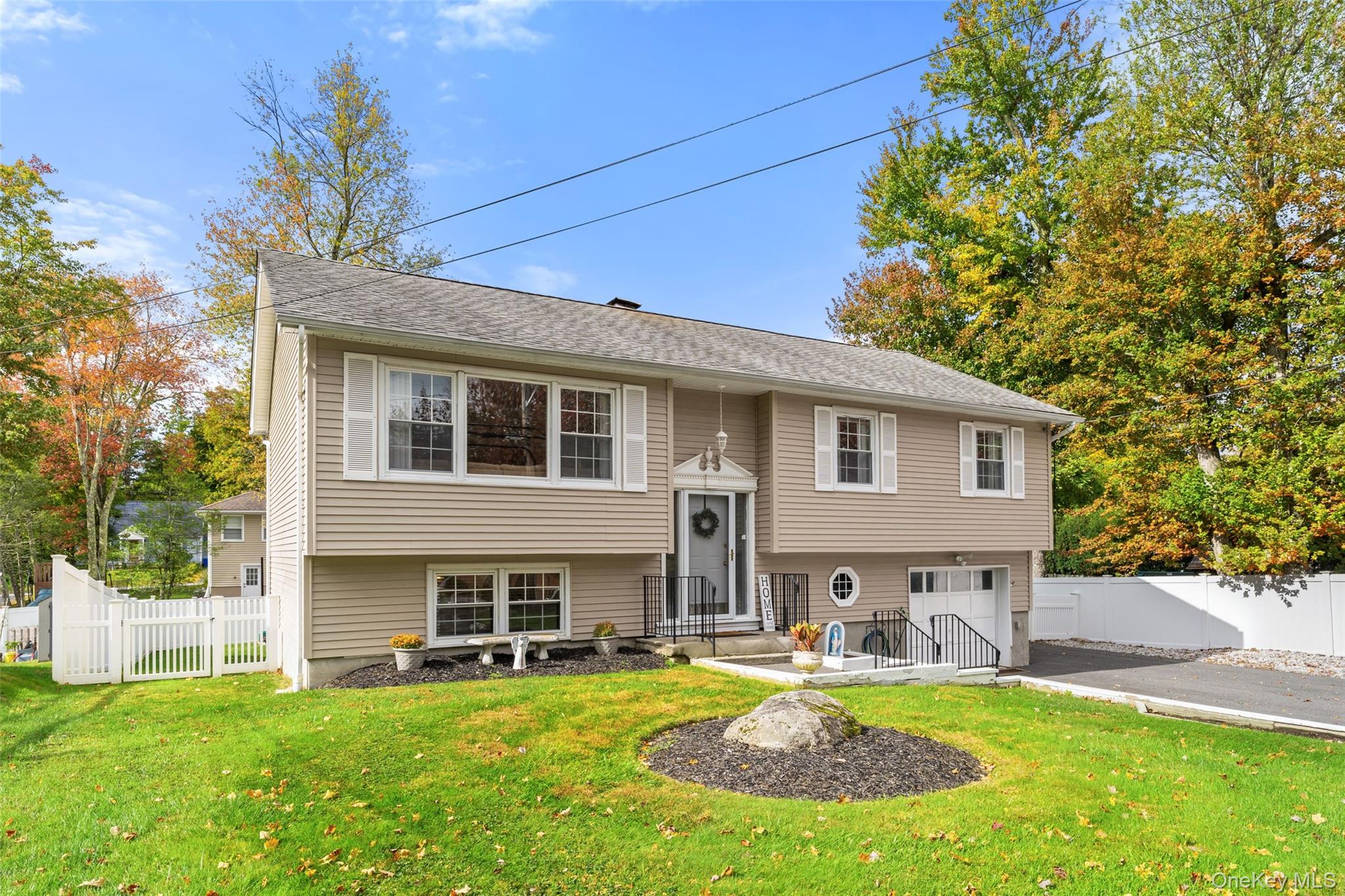 Welcome home to this inviting gem in the heart of Yorktown Heights!
Fi...