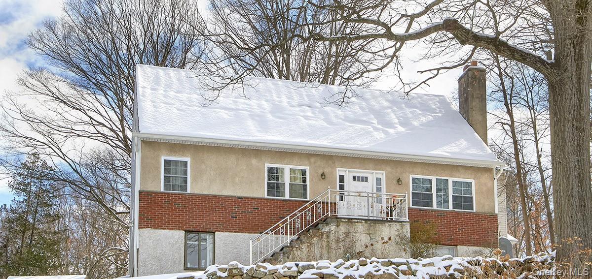 Lovely 2nd Floor 2 Bedroom Unit in North White Plains.  This well-main...