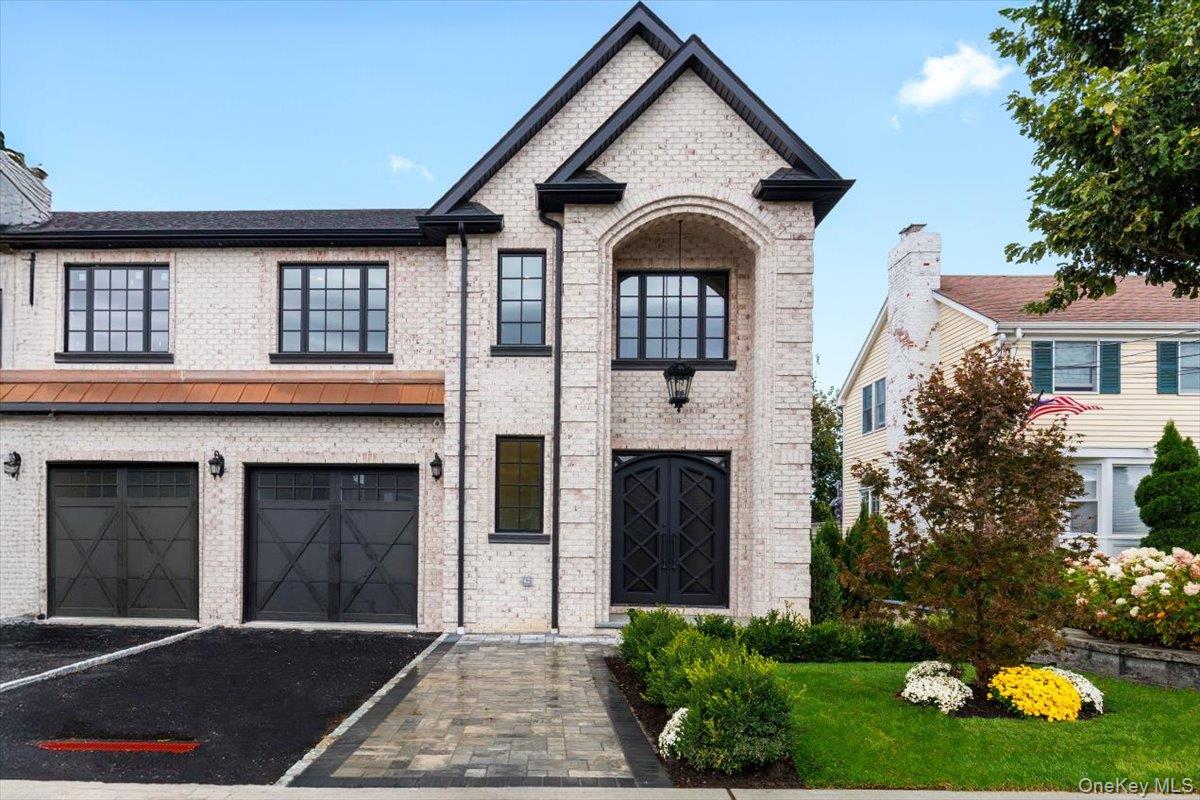 Experience Elevated Living in this brand-New 4 bed 4 bath Luxury Resid...