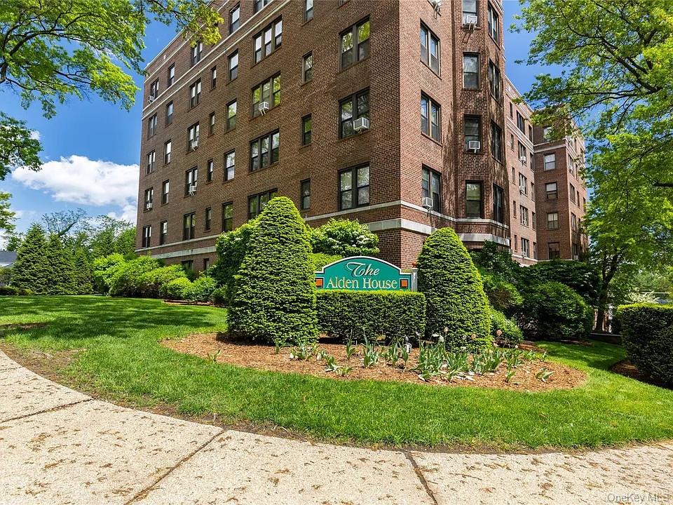 Welcome to 11 Alden Road, Larchmont, New York. This move-in-ready, spa...