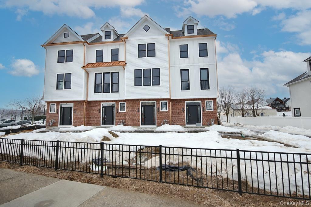 Welcome home to Sunset Villas on Andrews lane. With no HOA for 6 month...