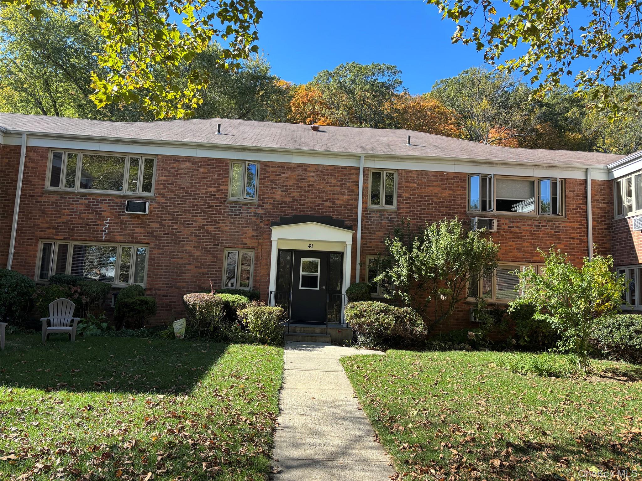 Want Valhalla schools and NO electric bill?
This first floor spacious,...