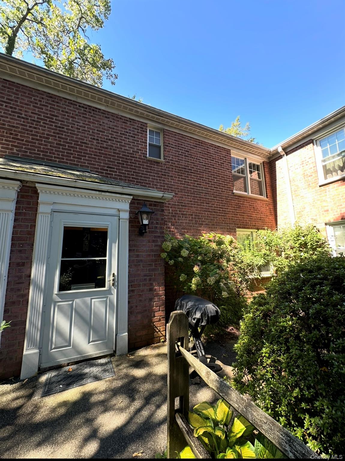 Located right in the heart of Dobbs Ferry, this beautiful 1 bedroom re...