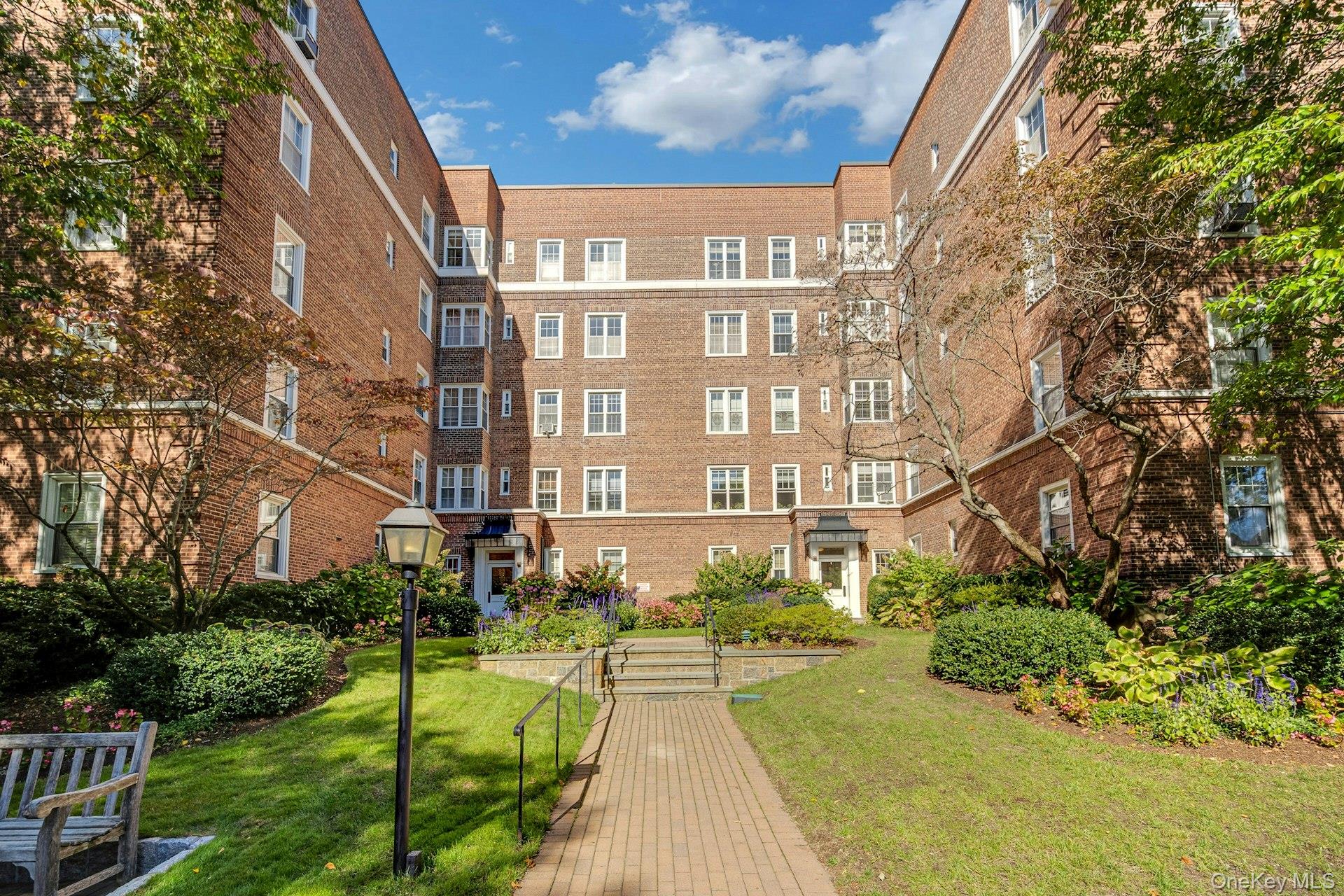 Welcome to Midland Gardens – A Premier Bronxville Address!
This charmi...