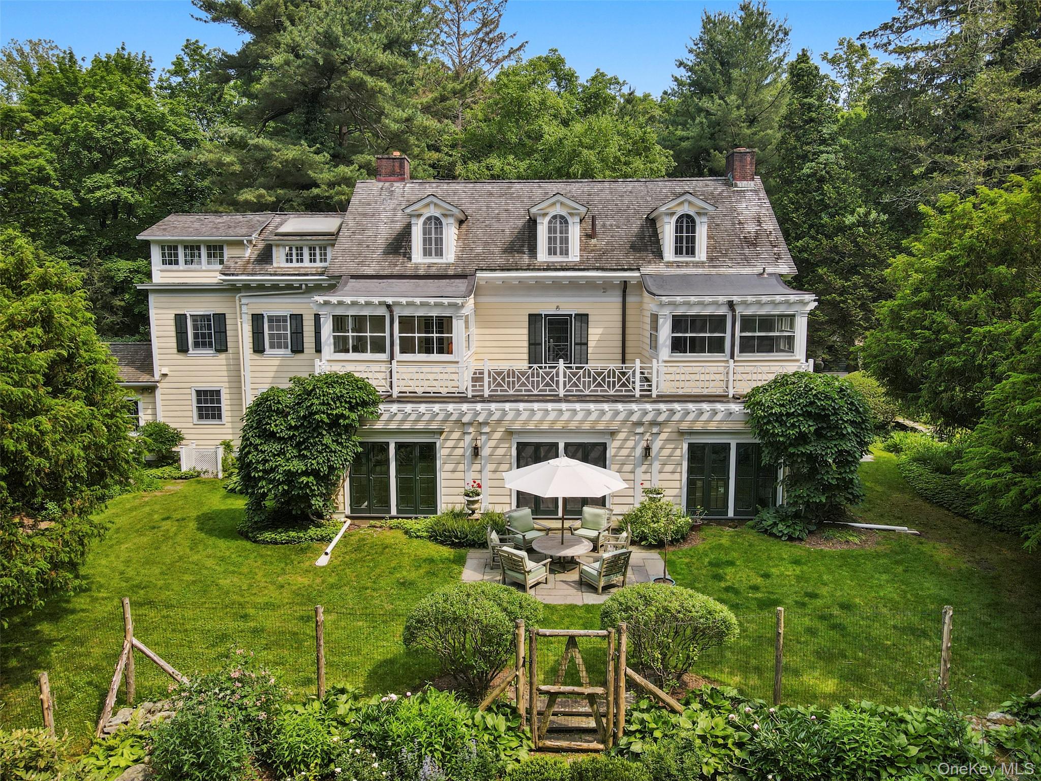 Set back from the road in one of Bedford’s loveliest estate areas, dow...