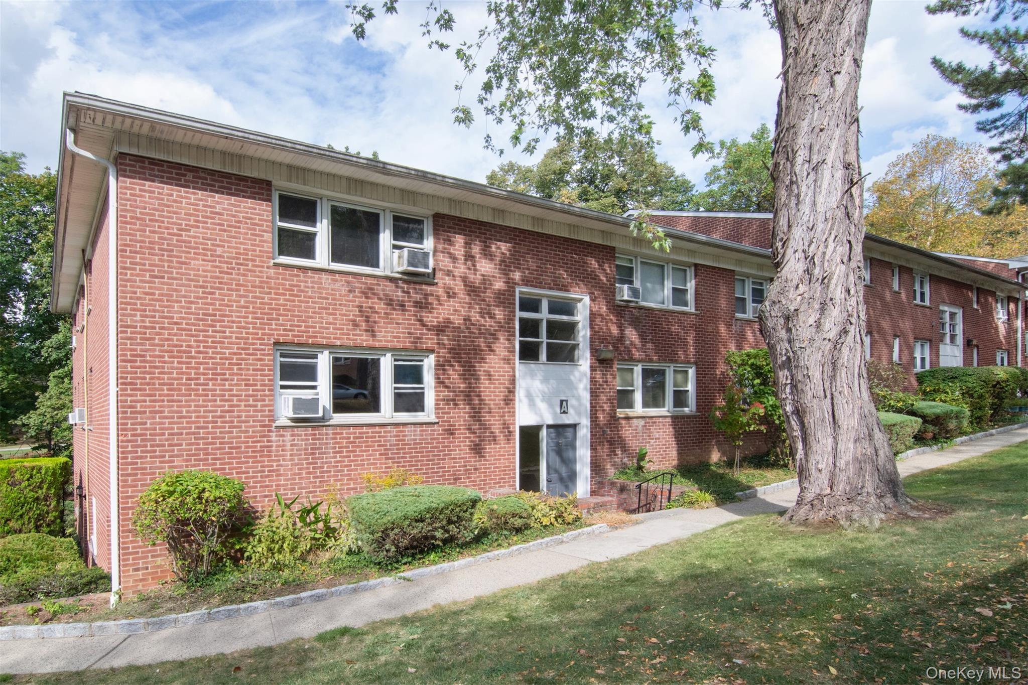 Sunny 2bdr in award-winning Irvington schools. Peaceful, wooded comple...