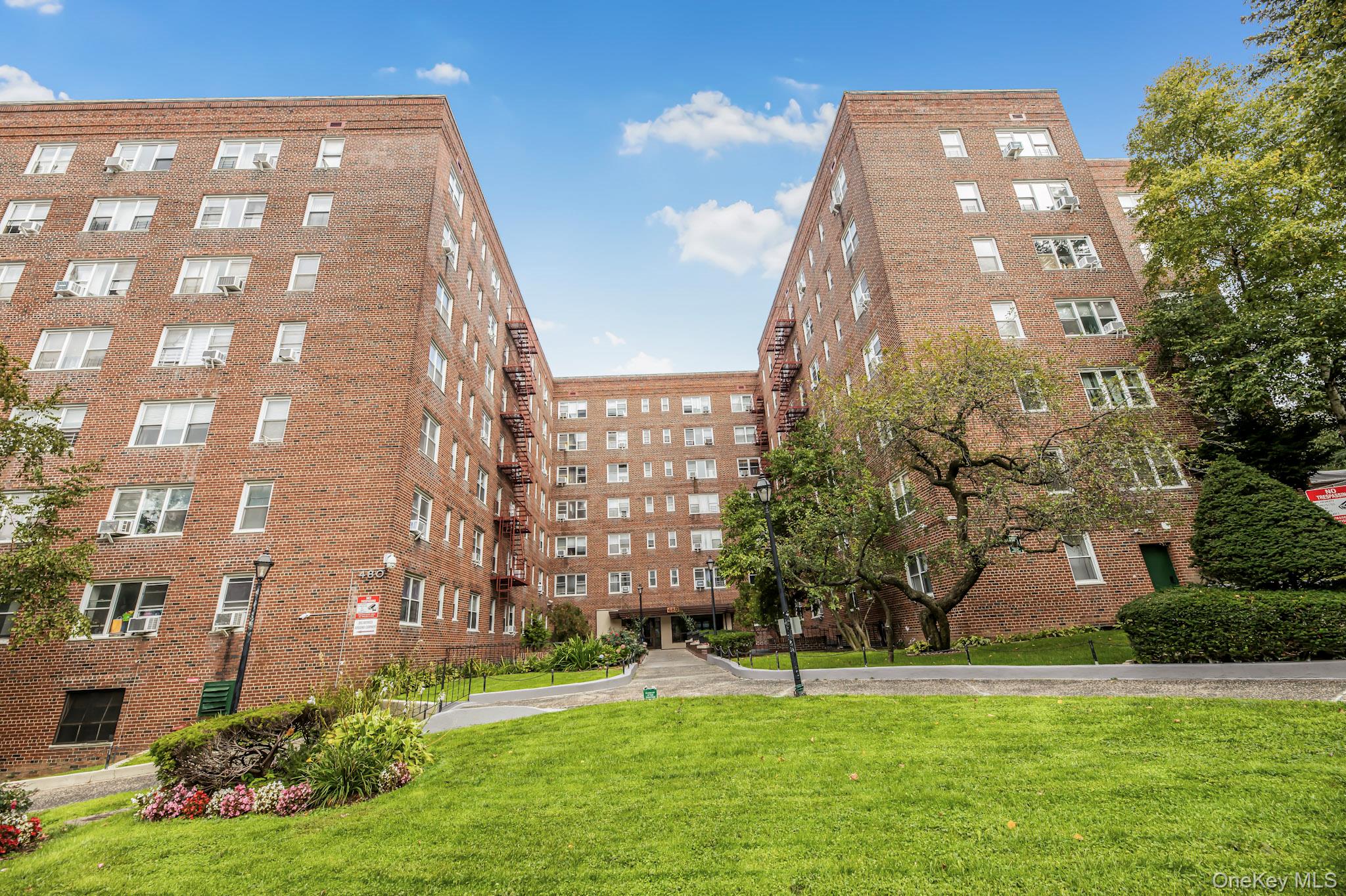 Large spacious three bedroom unit in sought after Valentine Manor.  A...