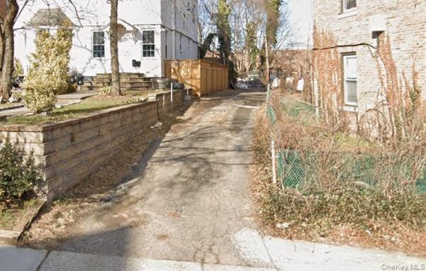 4 Garages and 4 Parking Spaces for sale. 30' x 40' Lot