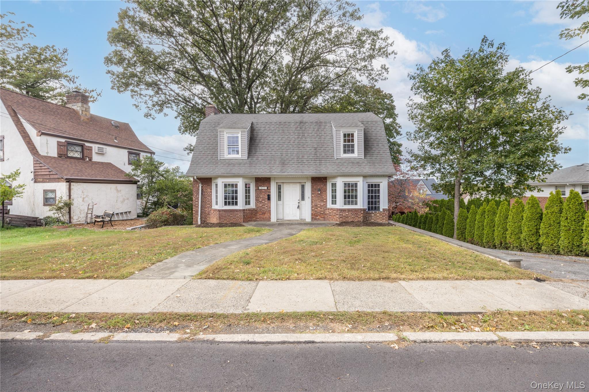 Classic colonial in Homefield, Yonkers, NY. Convenient location with e...