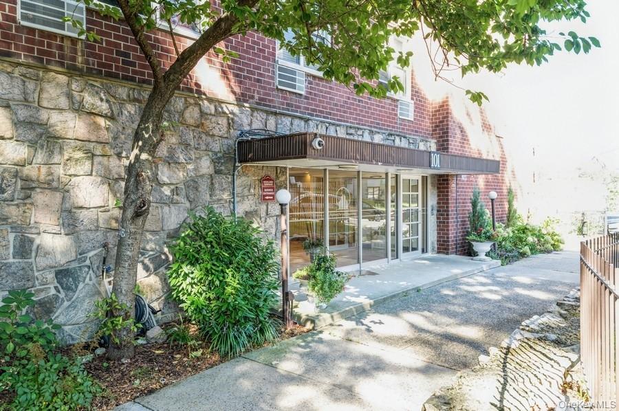 Make yourself at home with this spacious 3 bedroom 1.5 bathroom unit i...