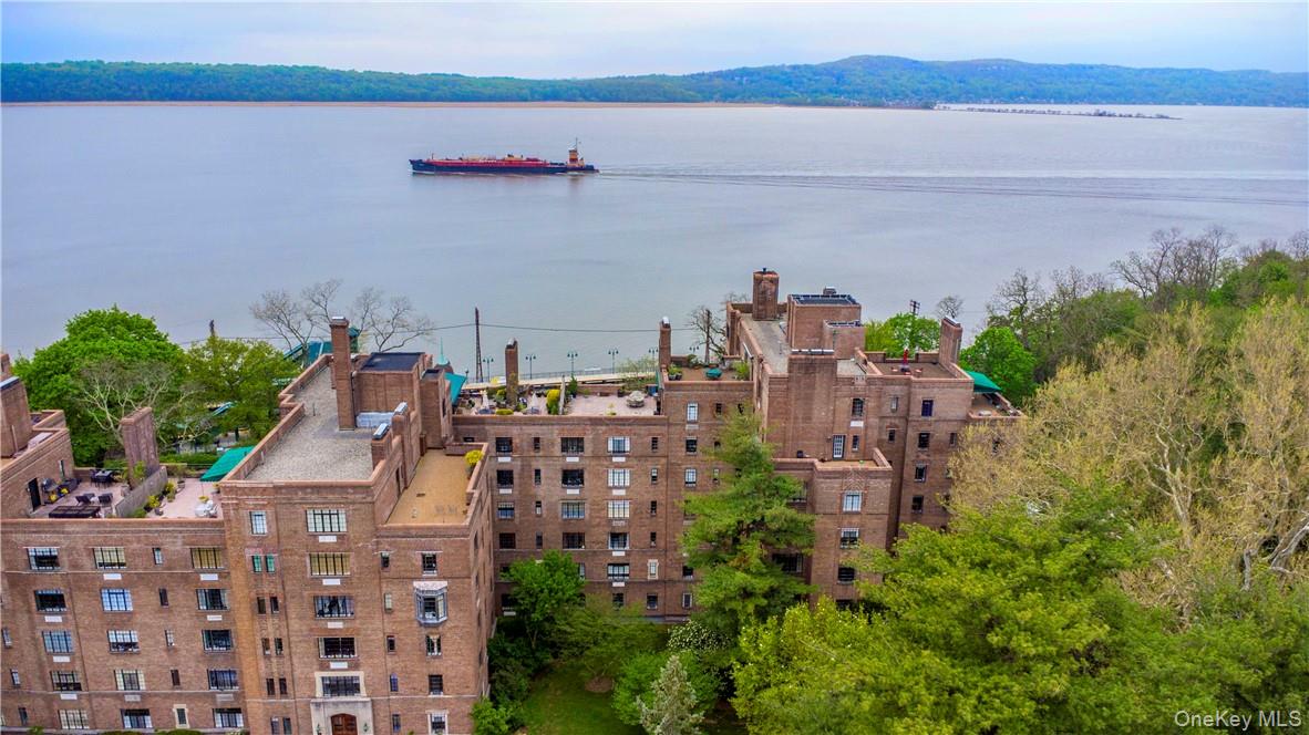 Welcome to your new home with breathtaking Hudson River views! This mo...
