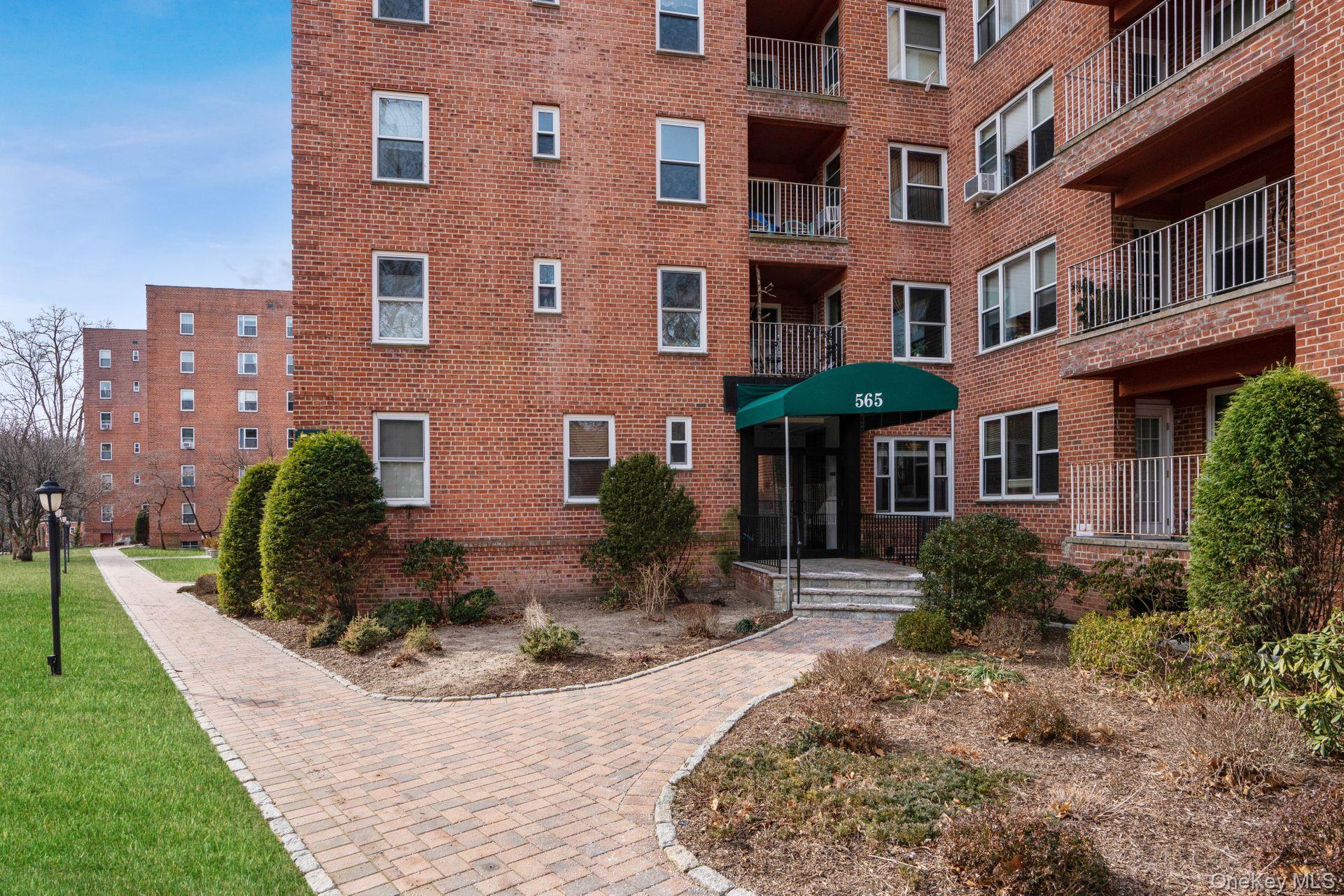 Hastings-on-Hudson – Spacious 2-Bedroom Condo with Den/office for rent...