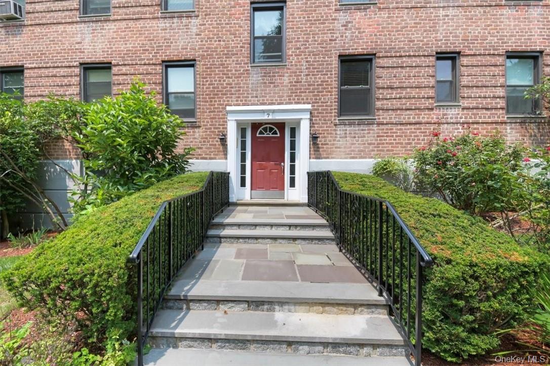 Walk to all Irvington has to offer from this stunning, 2-bedroom unit...