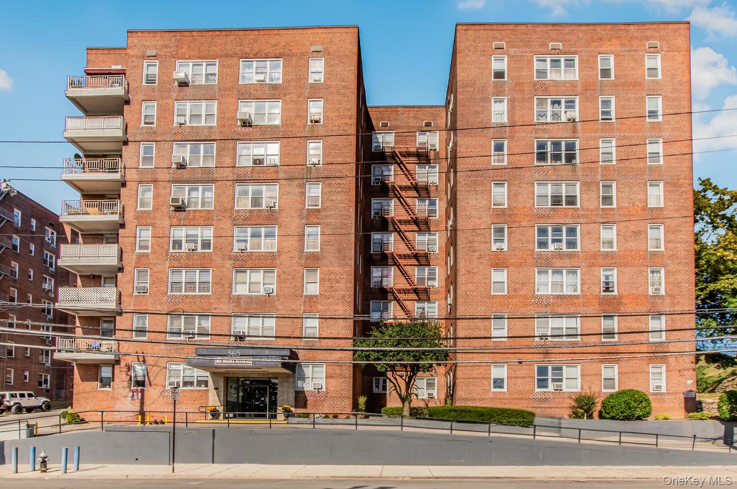 **Perfect for Commuters!** Discover this bright and spacious oversized...