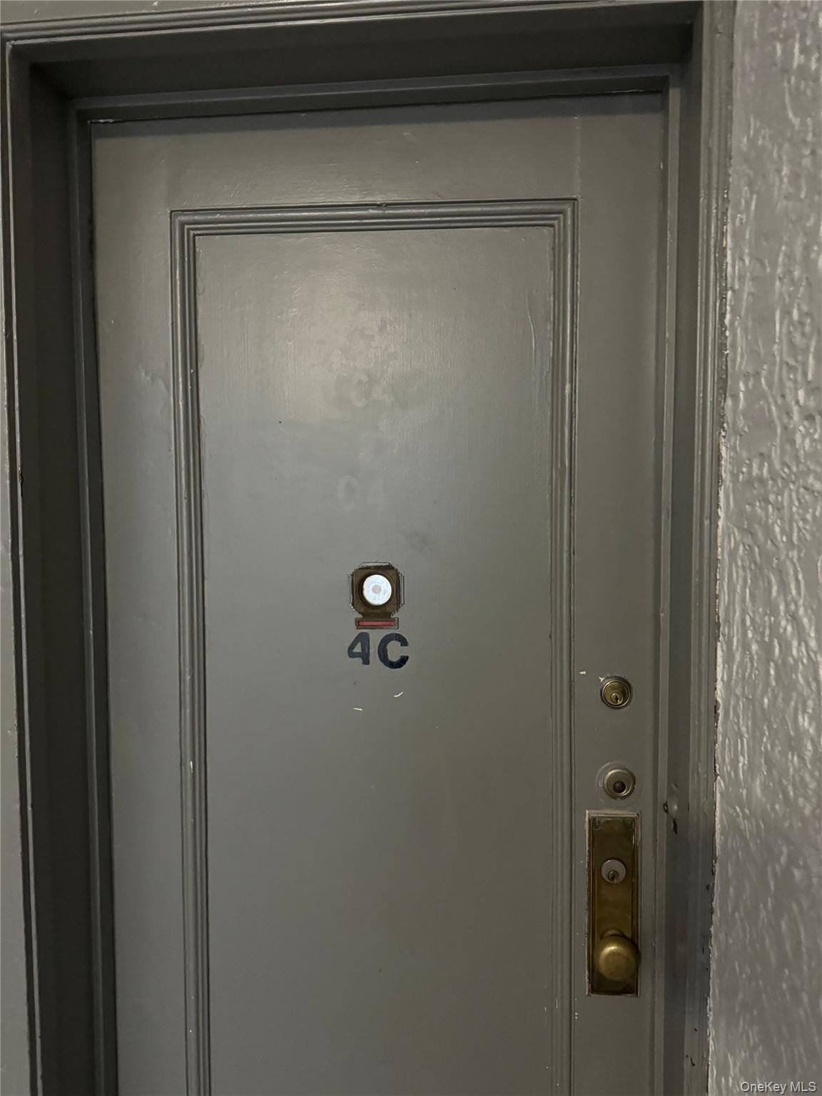 Bright 1 bedroom apartment...Convenient to all. ONLY a 2 Minute walk t...