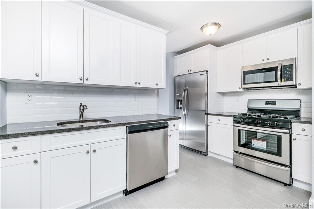 LARGE 2 BEDROOM CO-OP UNIT IN A SADORE LANE COMPLEX IN CENTRAL PARK AV...
