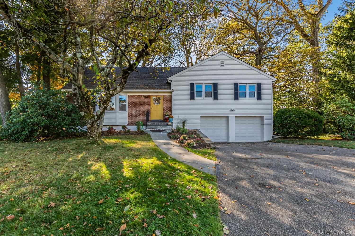 Wonderful 4 bedroom split level in the heart of Pinebrook Estates. Per...