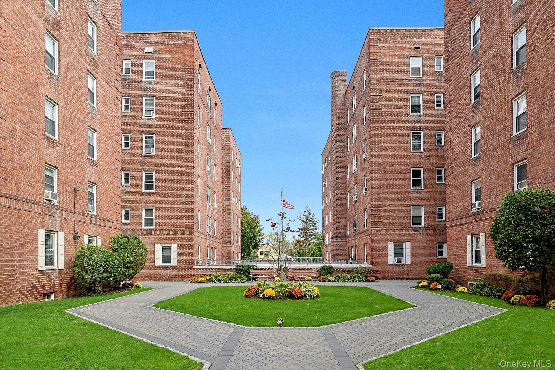 Spacious 2 bedroom 1 bathroom unit in the heart of Downtown New Rochel...