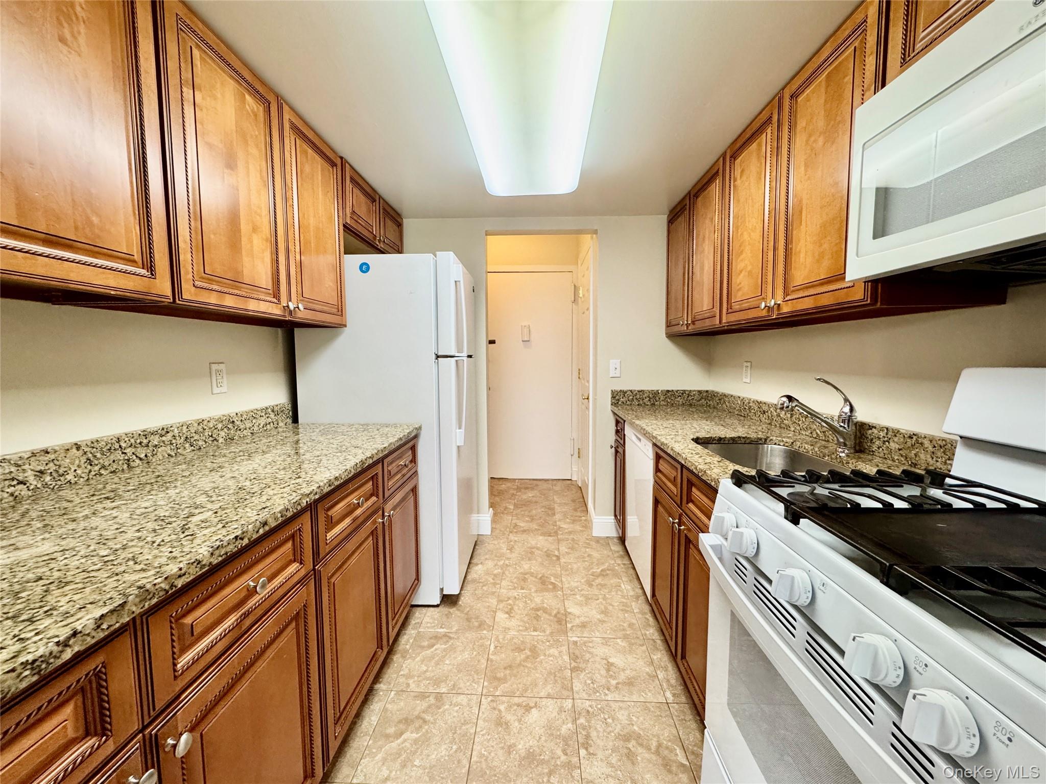 Warm and charming 2 bed/1bath apartment with private terrace, centrall...