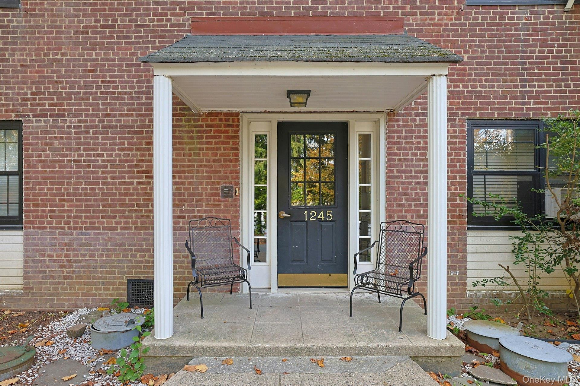 Come see this stylish duplex with modern luxuries and great exposures...