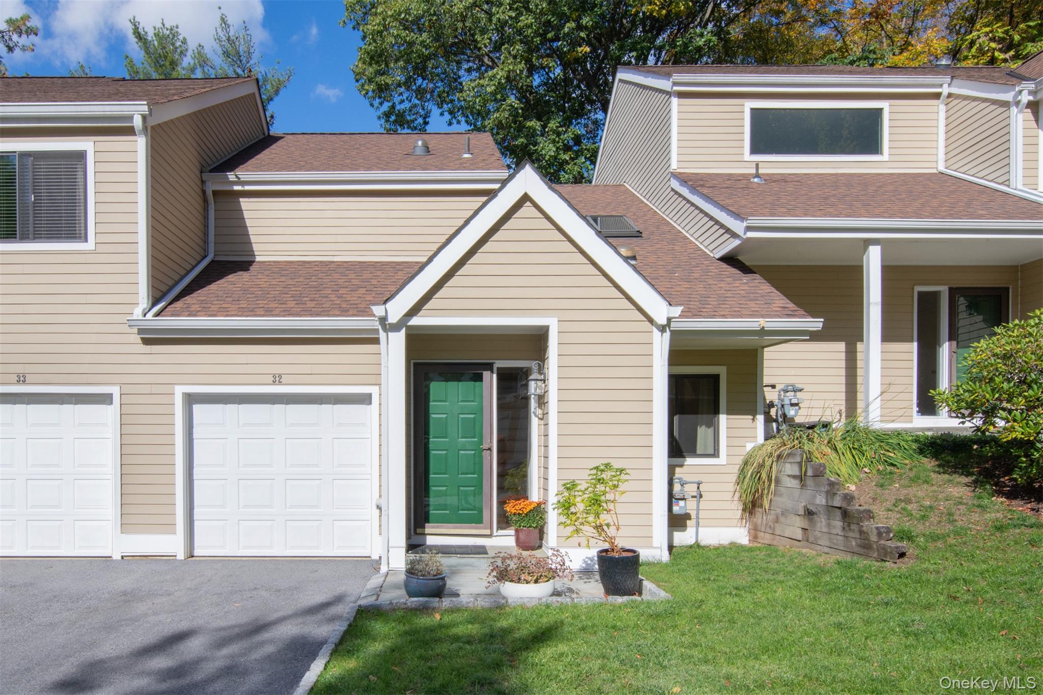 Welcome to the Fieldpoint lifestyle! Enjoy your space in this bright,...