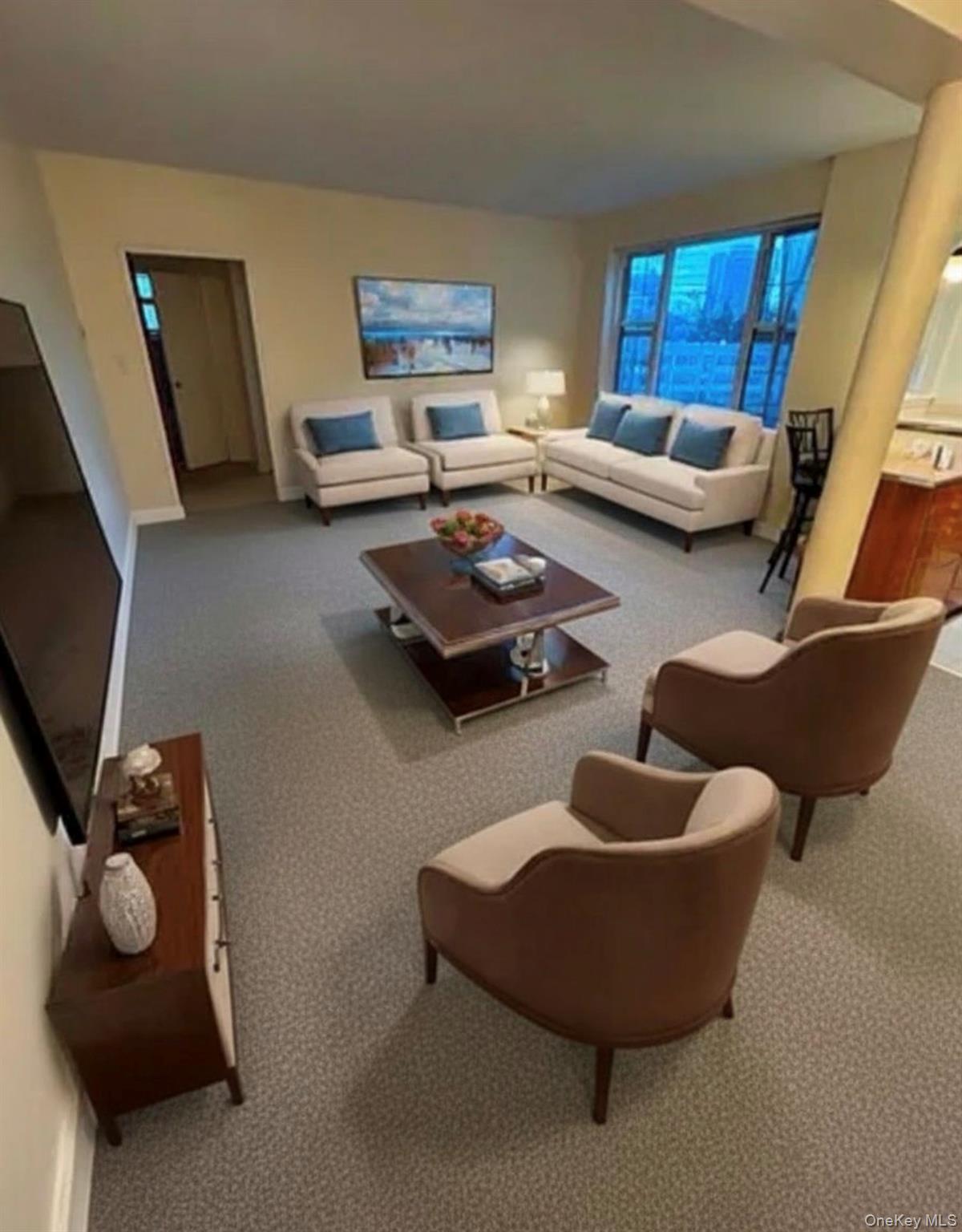 BRAND NEW GYM AND CO-WORKING SPACE!!! Top Floor open concept One bedro...