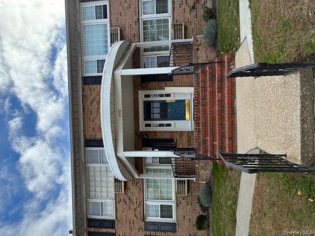 Spectacular Top Floor Large bright One bedroom with two closets,Open f...