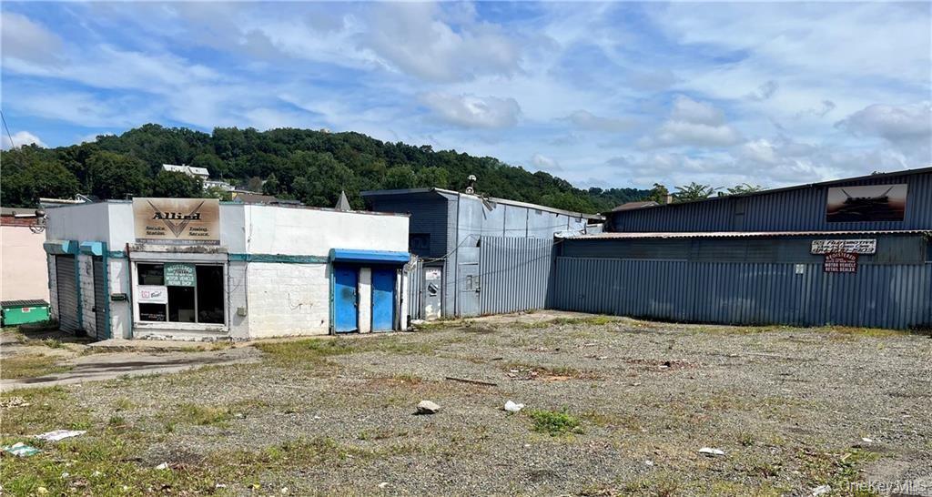 Fantastic opportunity with tons of potential! This commercial garage s...