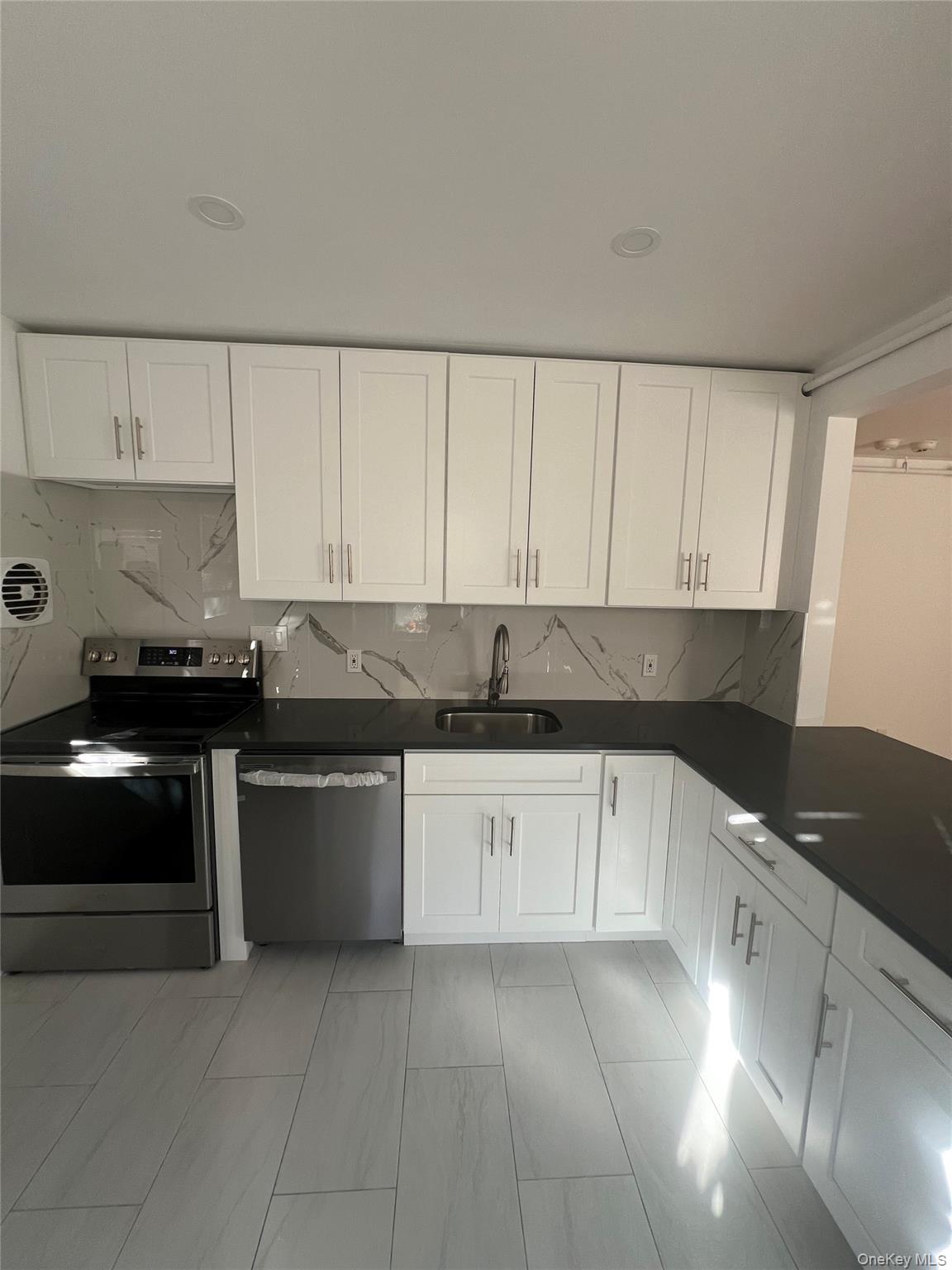 Move right in to this bright, modern 1-bedroom, 1-bath apartment in th...