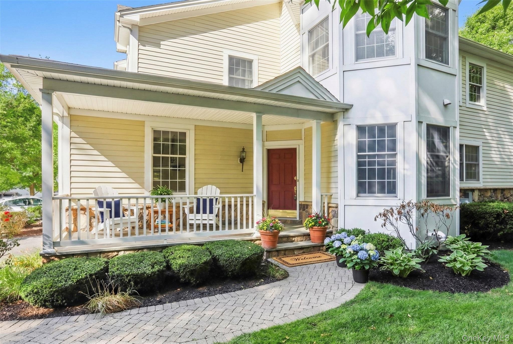 ELEGANT AVONDALE END UNIT IN HOLLOW BROOK MEWS! Presenting an exceptio...