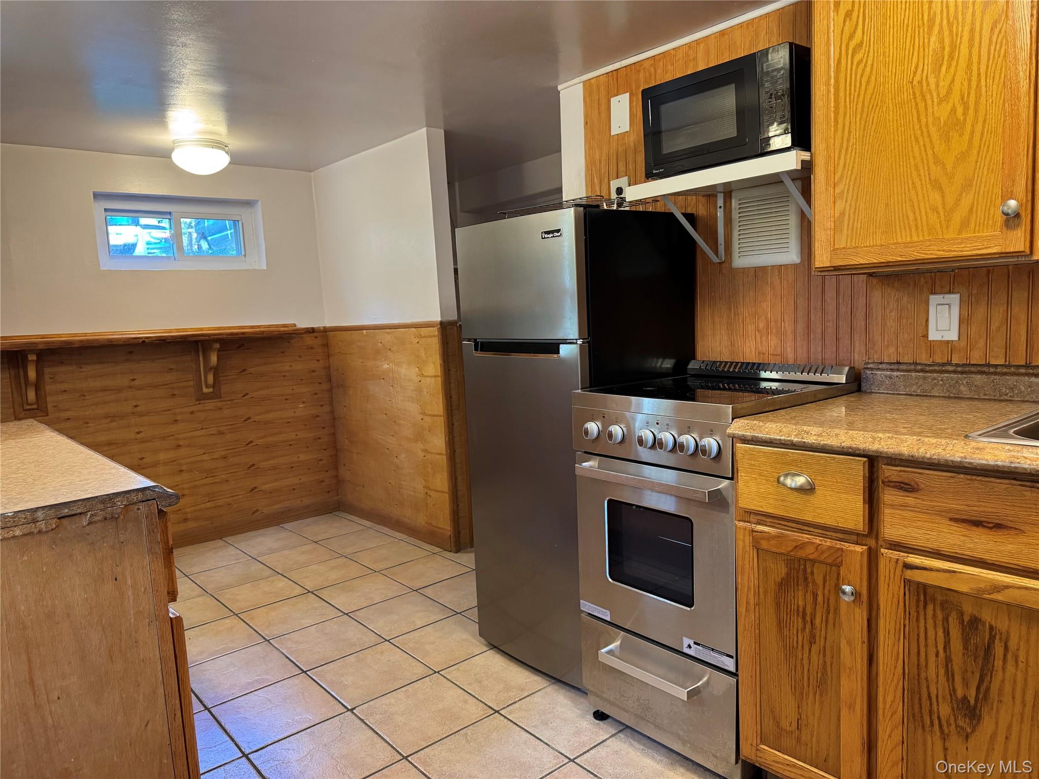 Cozy and bright 1 bedroom studio in the heart of Montrose! Great layou...