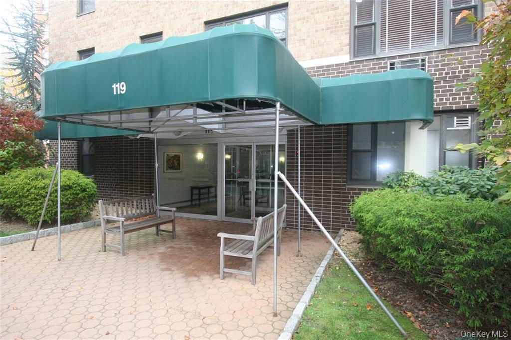 Commuter's dream! Welcome to the Fenimore House, a pet friendly comple...