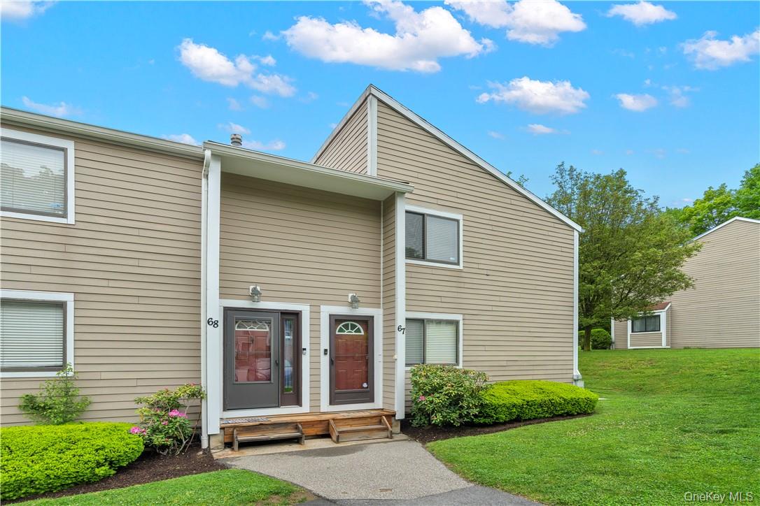 Don’t miss this beautifully updated townhome in Brookside Village. Fea...