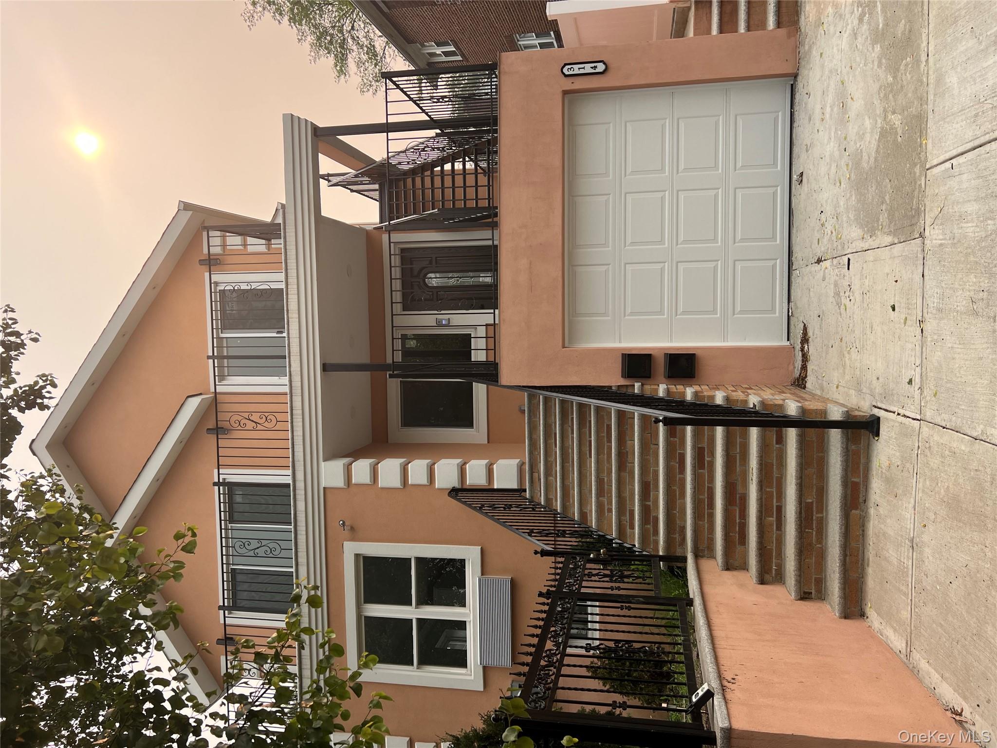 Rent with comfort ,this beautiful 3 bedroom 2 bathroom apartment  feat...