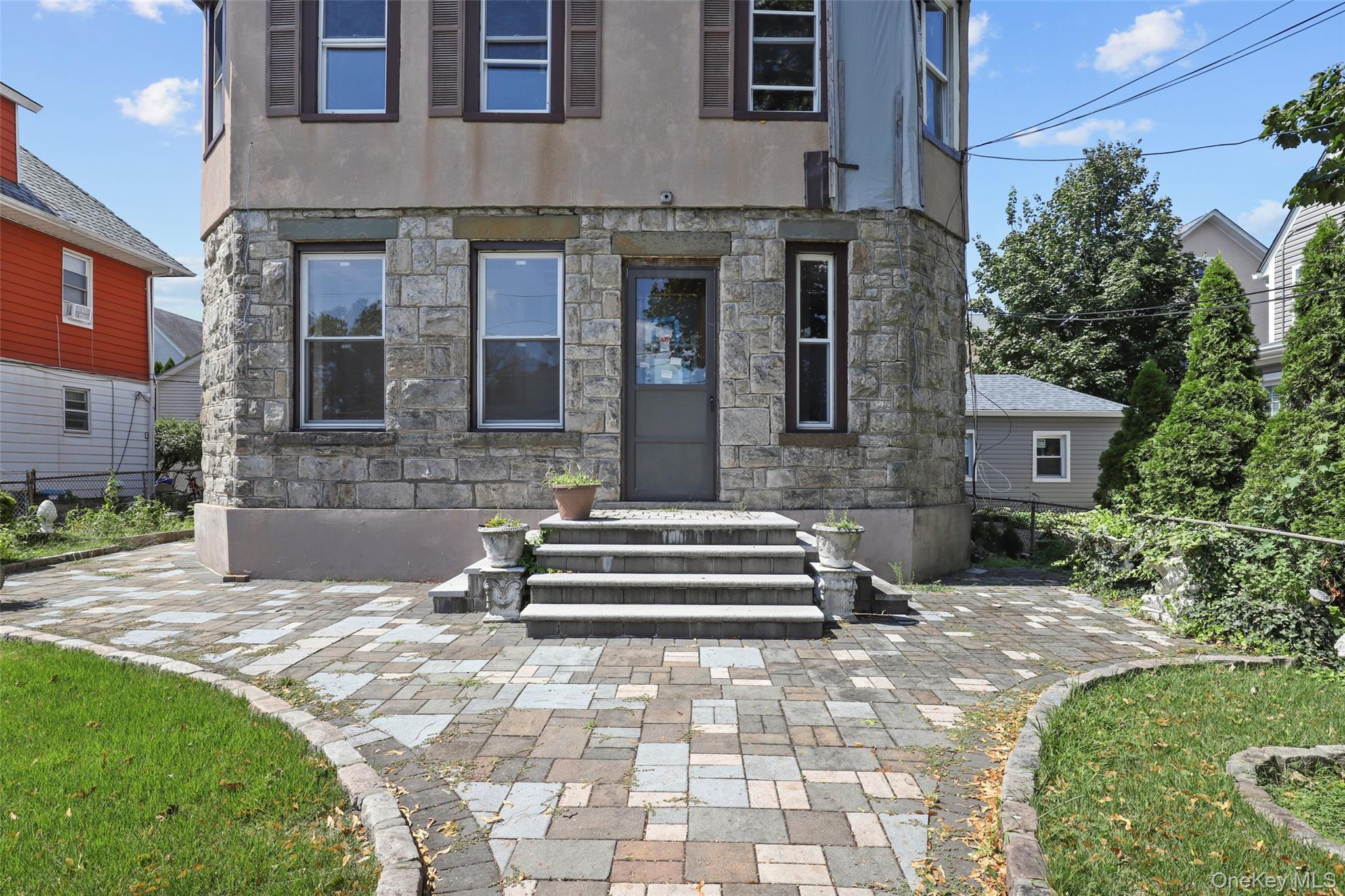 Calling all contractors, investors, and value-add buyers! This spaciou...