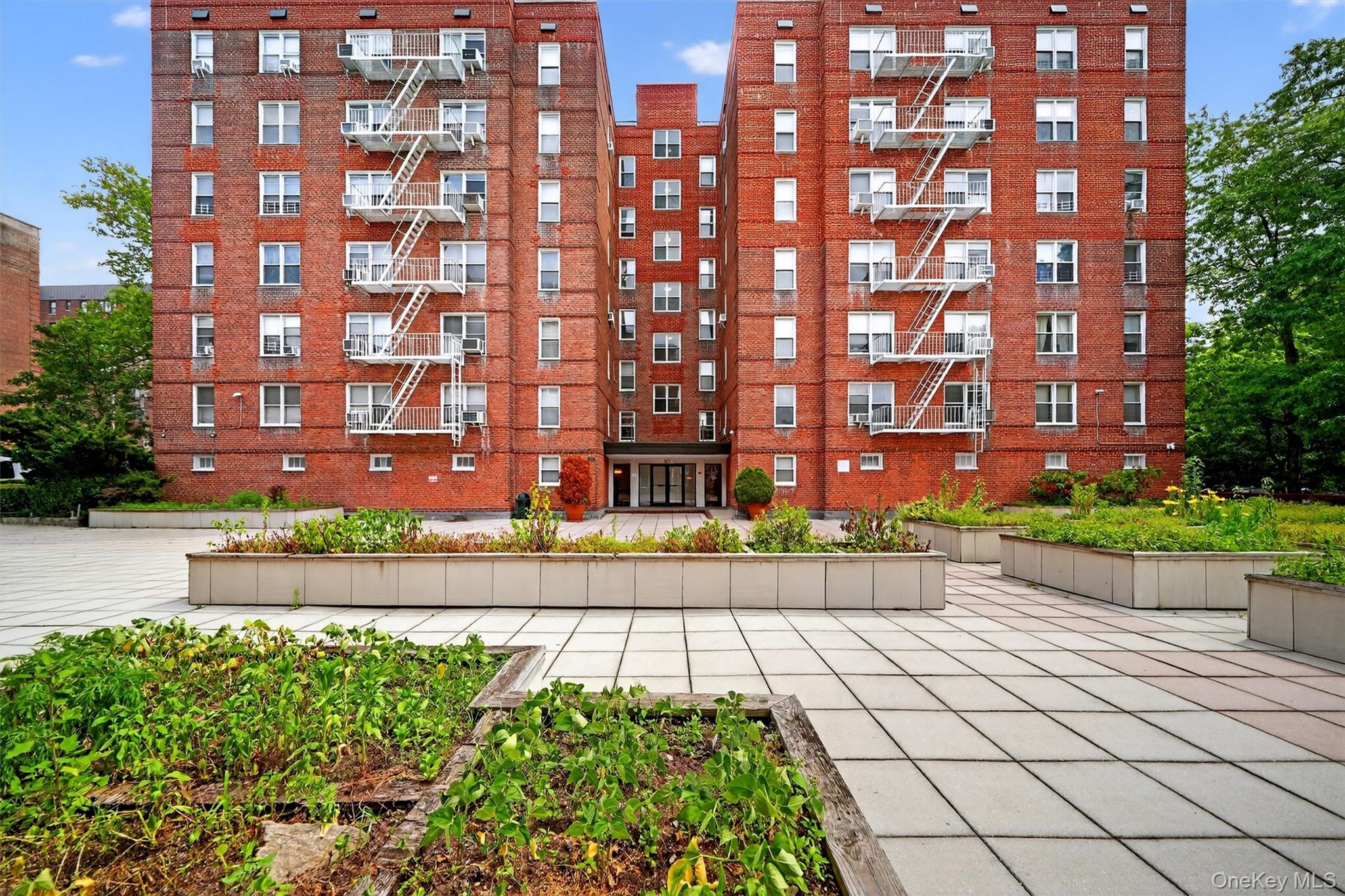 Discover the perfect blend of comfort & convenience in this bright & s...