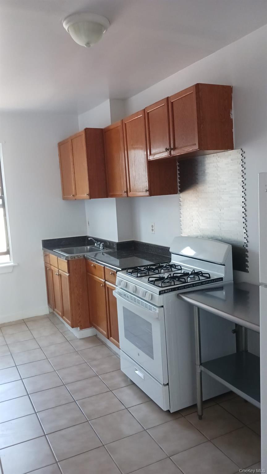 Spacious 3 bedroom apartment freshly painted move in ready