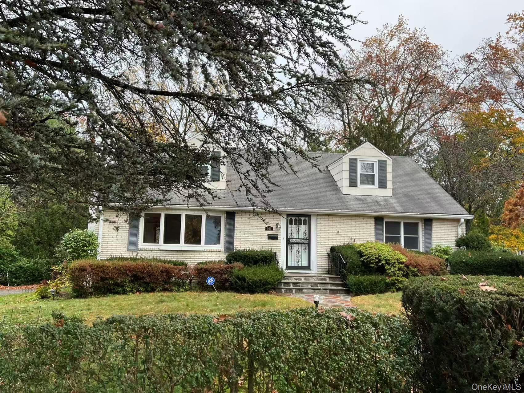 New to the Scarsdale market, this charming and sun-filled 3 or 4 bedro...