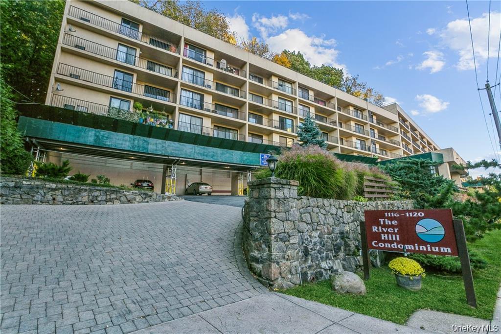 Welcome to this beautifully maintained 2 bedroom condo on Warburton Av...