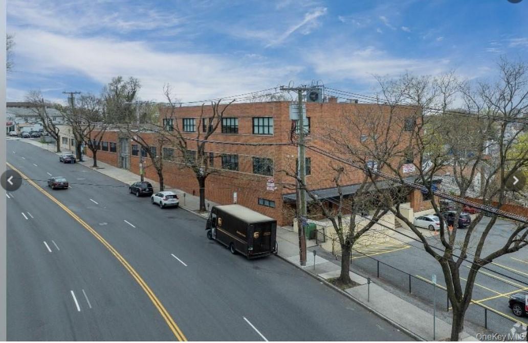 LOCATION..... LOCATION  This building Offers multiple suits, professio...