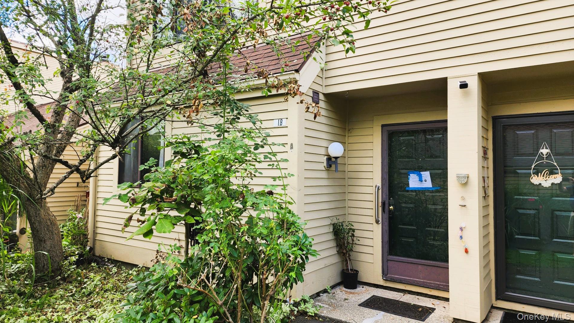 Tri-level townhome with two bedrooms plus a loft in Oakridge.  Granite...