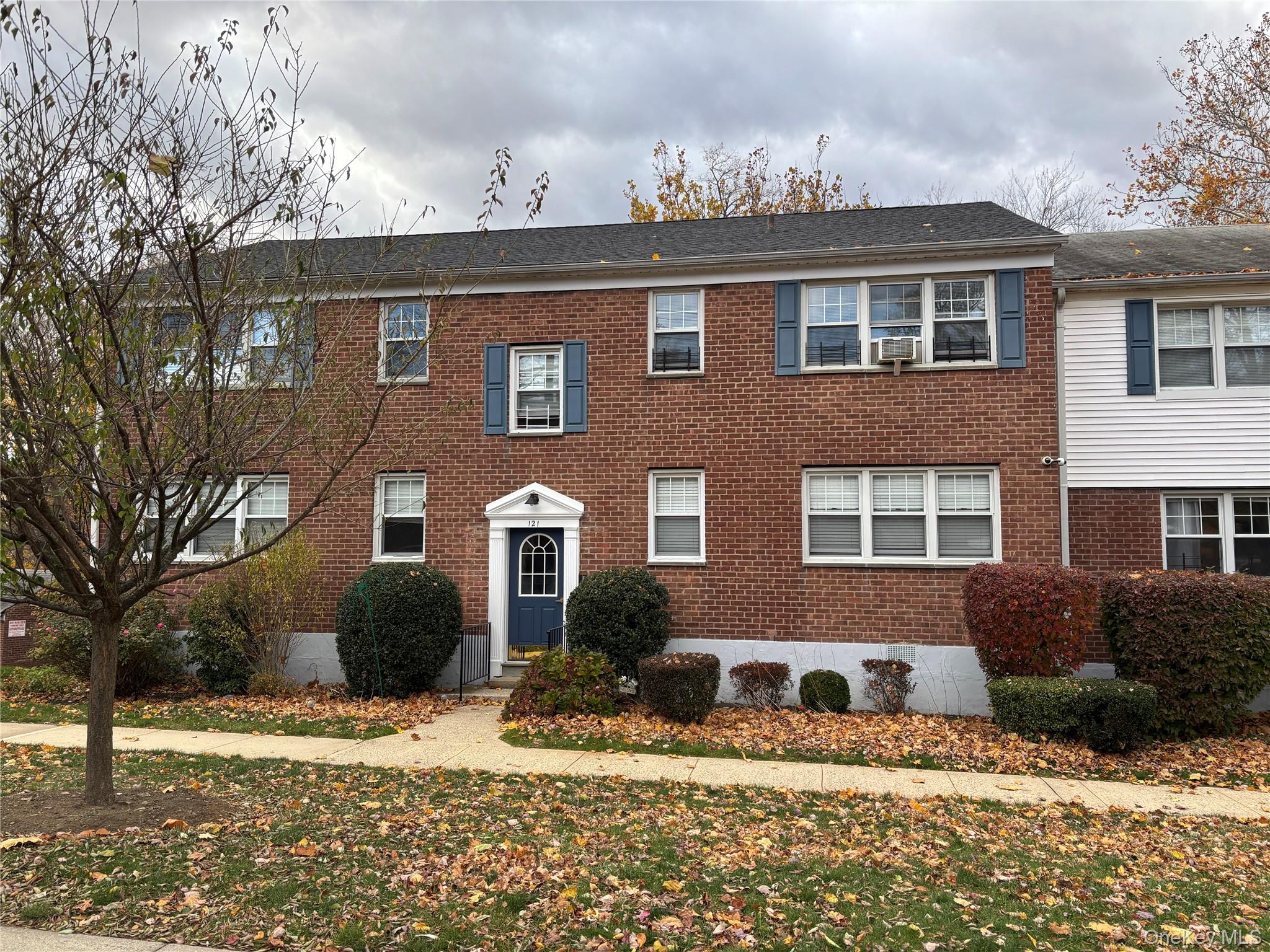 ONE of a KIND, 1 Bedroom Coop in PARK KNOLL complex with Style and Con...