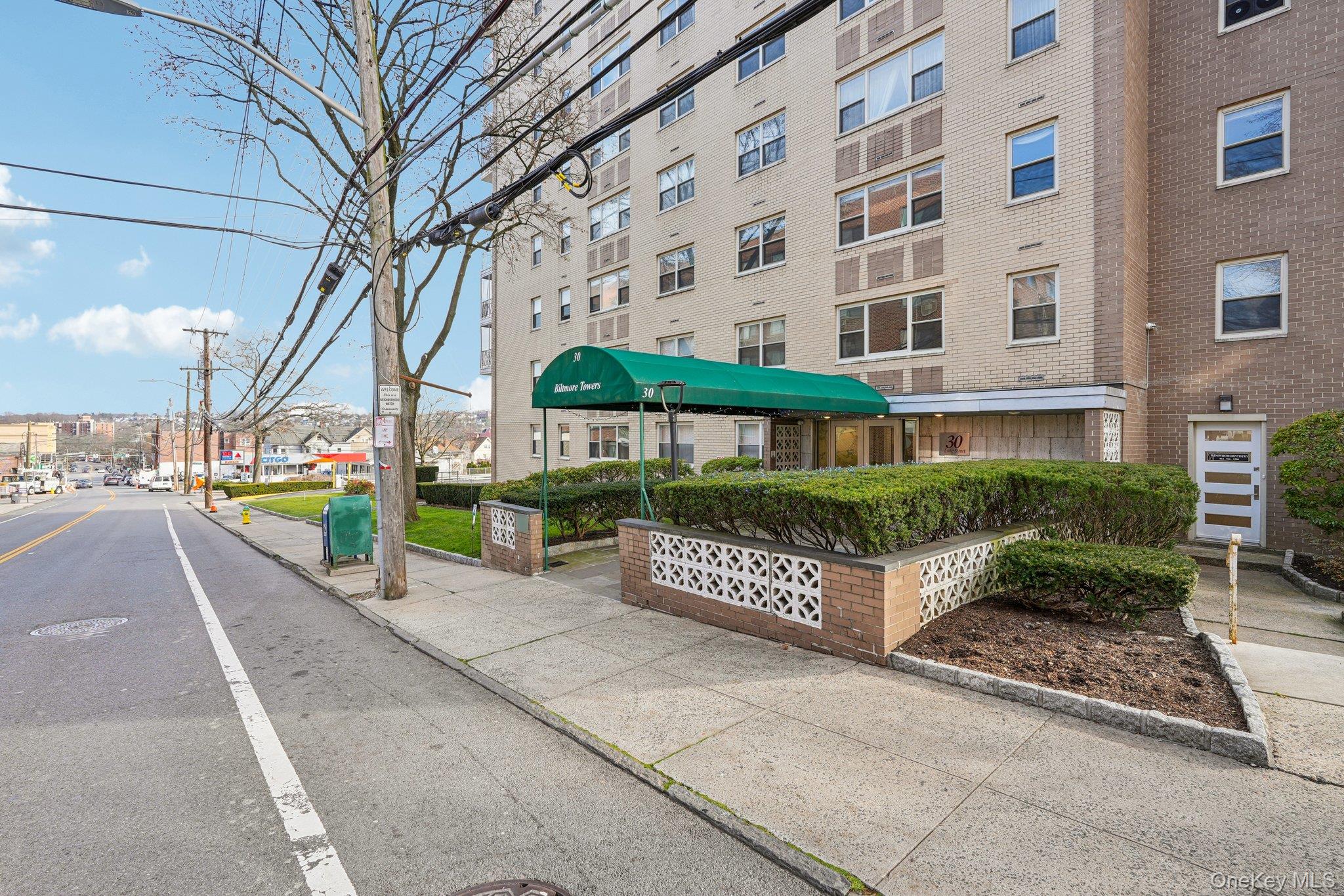 Newly renovated spacious and bright unit with brand new appliances.  S...