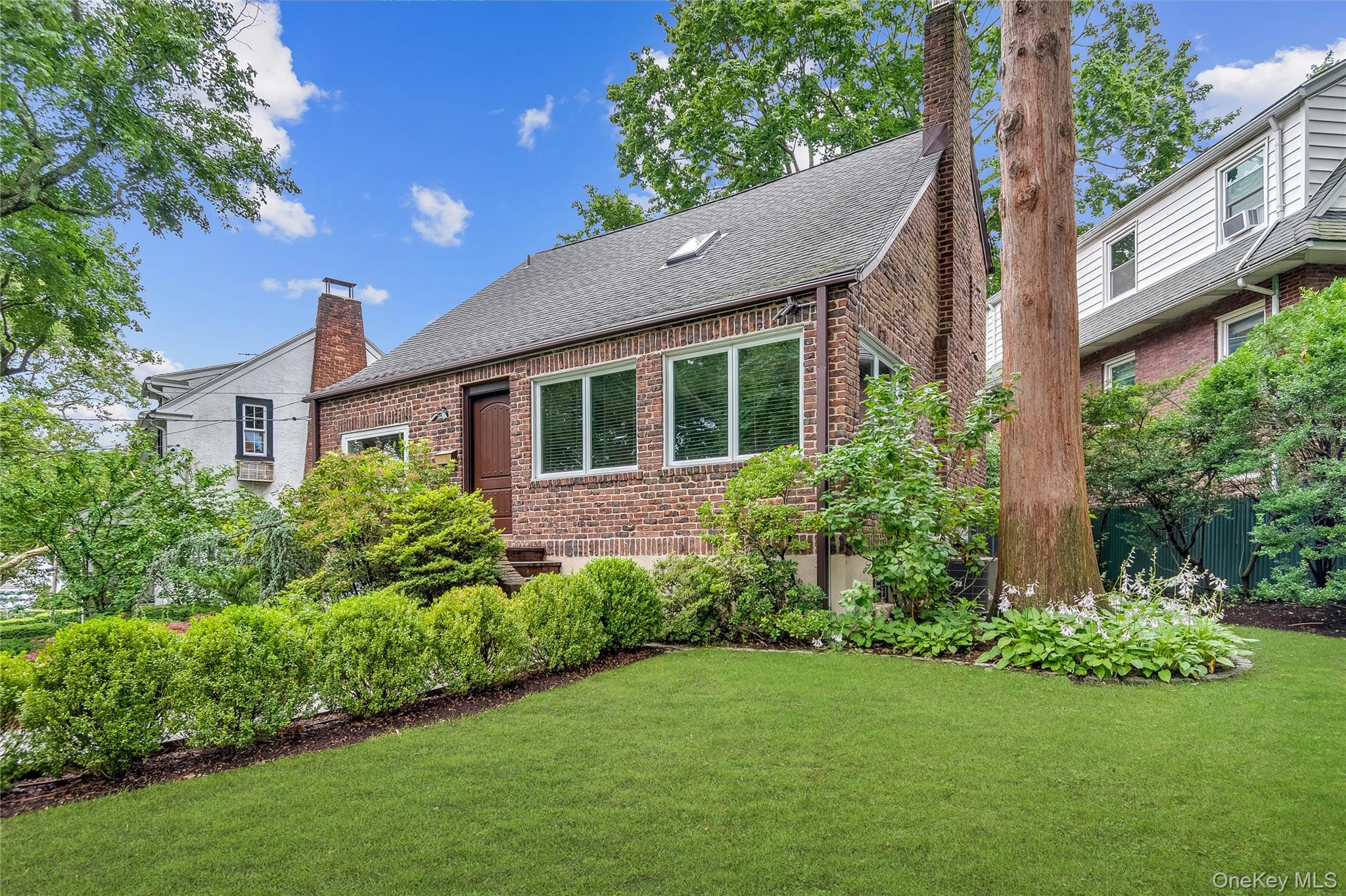 Turnkey short or long-term rental. Experience Larchmont living at its...