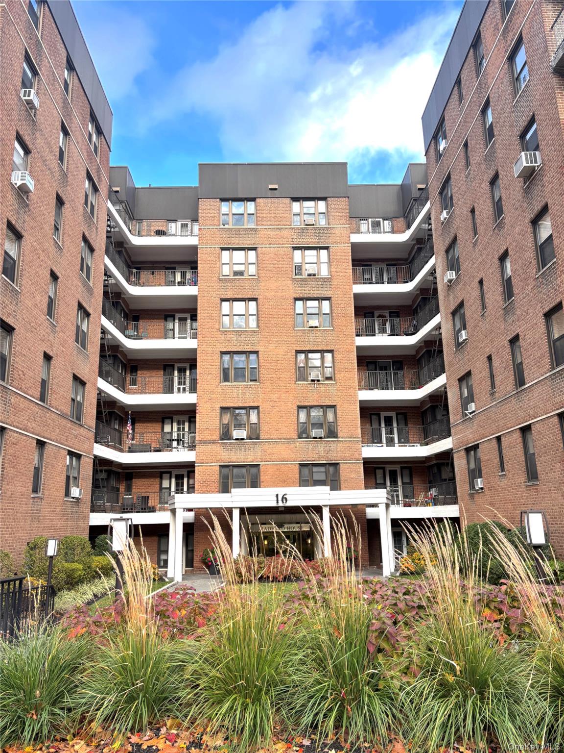 Welcome home to this light and bright, spacious JUNIOR 4 at the desira...