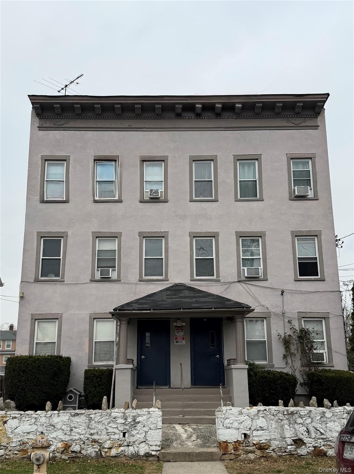 Great Investment Opportunity in the heart of New Rochelle! Six (6) rec...